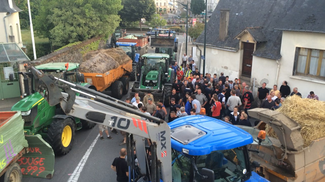 Action des agriculteurs devant la sous préfecture de Redon