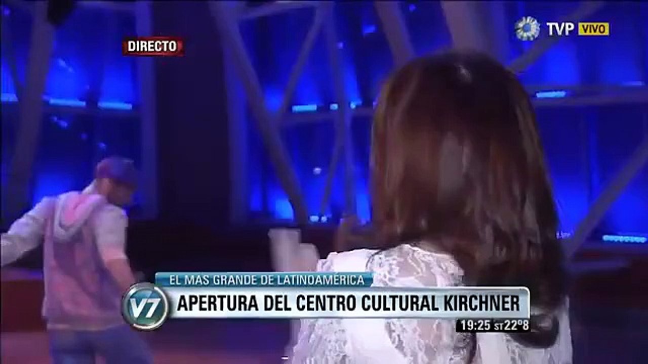 Cristina Kirchner bailando en el Centro Cultural Kirchner