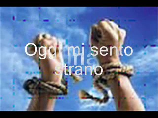 appoggia la testa su un'altra spalla