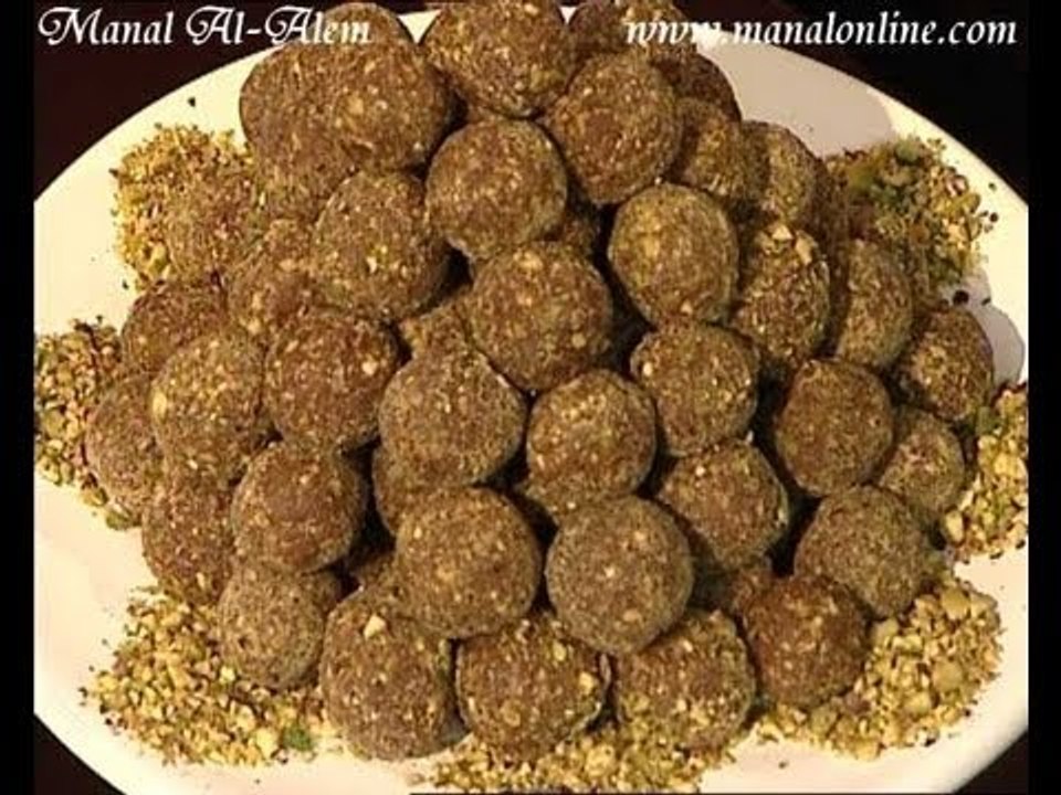 كرات التمر بالفستق الحلبي - منال العالم