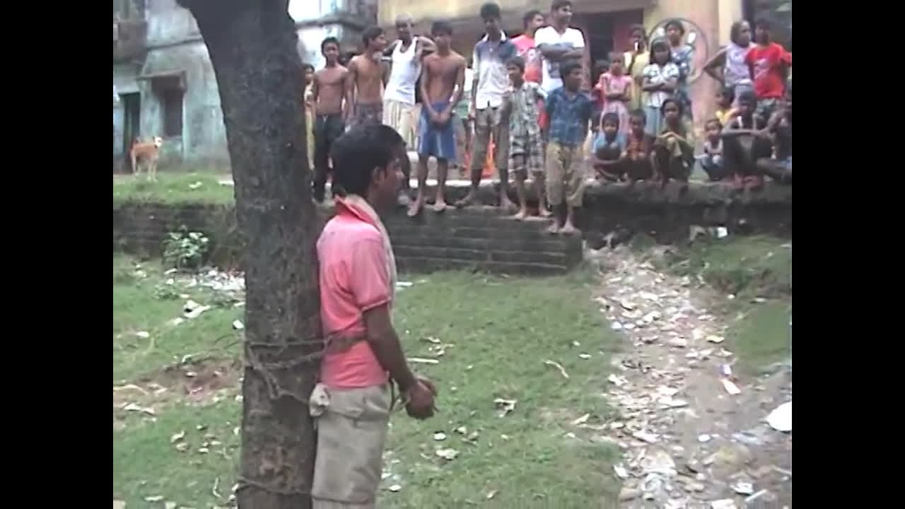 Misshandelte Frau bindet Peiniger an Baum und peitscht ihn aus