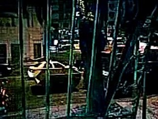 Caminhão recolocando a caçamba pra entulho