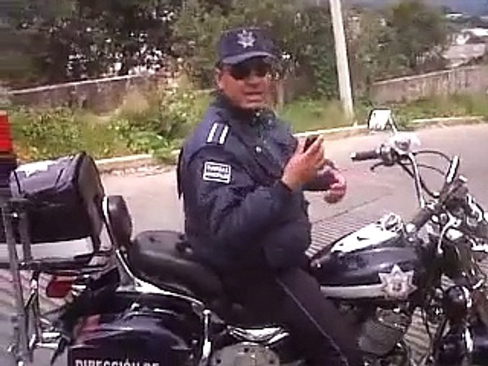 Policia menso y mal corrupto
