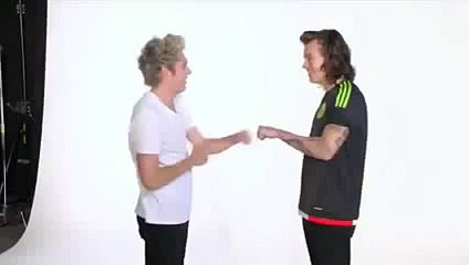 Descargar video: Harry Styles & NIall Horan behind scenes in Coca Cola