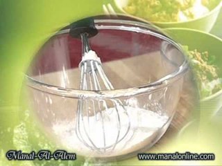 خلط الطحين مع باقي المكونات بالمضرب - منال العالم