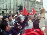 TORINO, PRIMO MAGGIO 2010 IL CORTEO DELLA PAPESSA SFONDA IL BLOCCO DELLA POLIZIA IN PIAZZA CASTELLO.