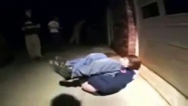 Il allume un feu d'artifice entre ses fesses, version Allemande !