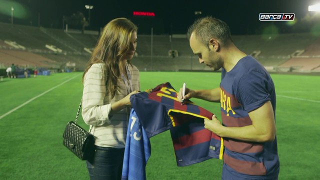Andrés Iniesta i Alex Morgan s’intercanvien les samarretes al Rose Bowl de Pasadena