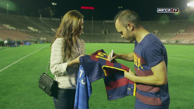Andrés Iniesta y Alex Morgan intercambian las camisetas en el Rose Bowl de Pasadena