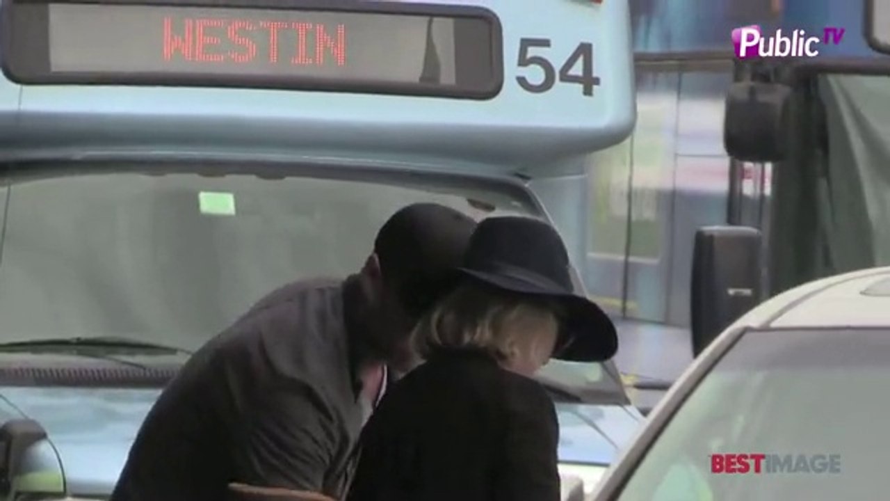 Exclu Vidéo : Naomi Watts et Liev Schreiber : prêts à décoller en famille au départ de LAX !
