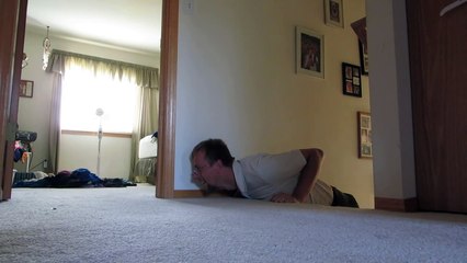 Il joue à cache-cache avec son chat !