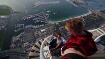 Deux jeunes s’amusent au sommet de la Princess Tower (Dubaï)
