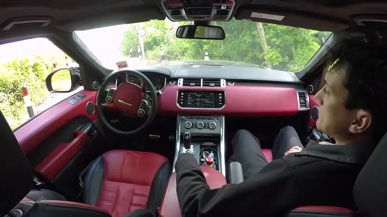 Un Range Rover Sport télécommandé contrôlé de l’extérieur via smartphone