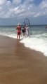 Des gens se baignent avec des cages anti-requin faites maison - Fou