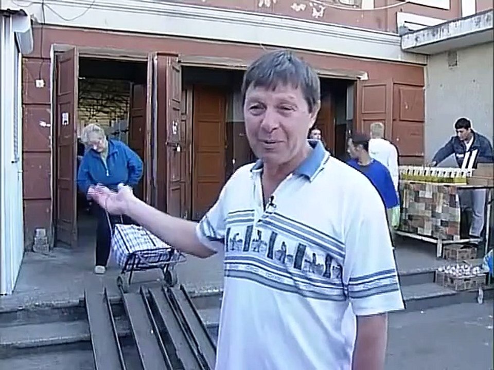 Une femme ps très futée ne sait pas comment descendre les escaliers avec son caddy