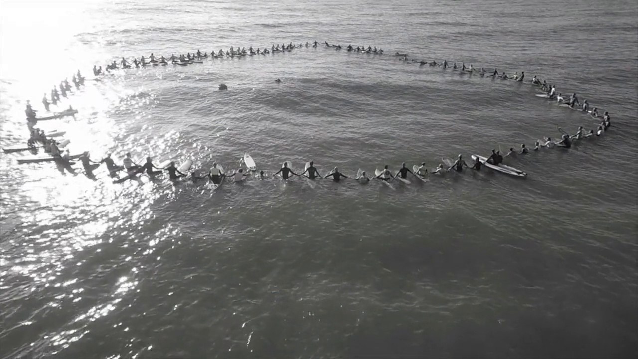Peter Volwater Paddle out tribute Wijk aan Zee