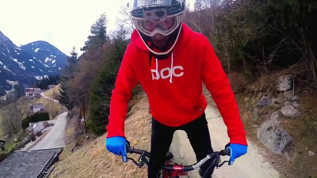 Ce rider fait des tricks en VTT en équilibre sur une rampe de sécurité - Dingue