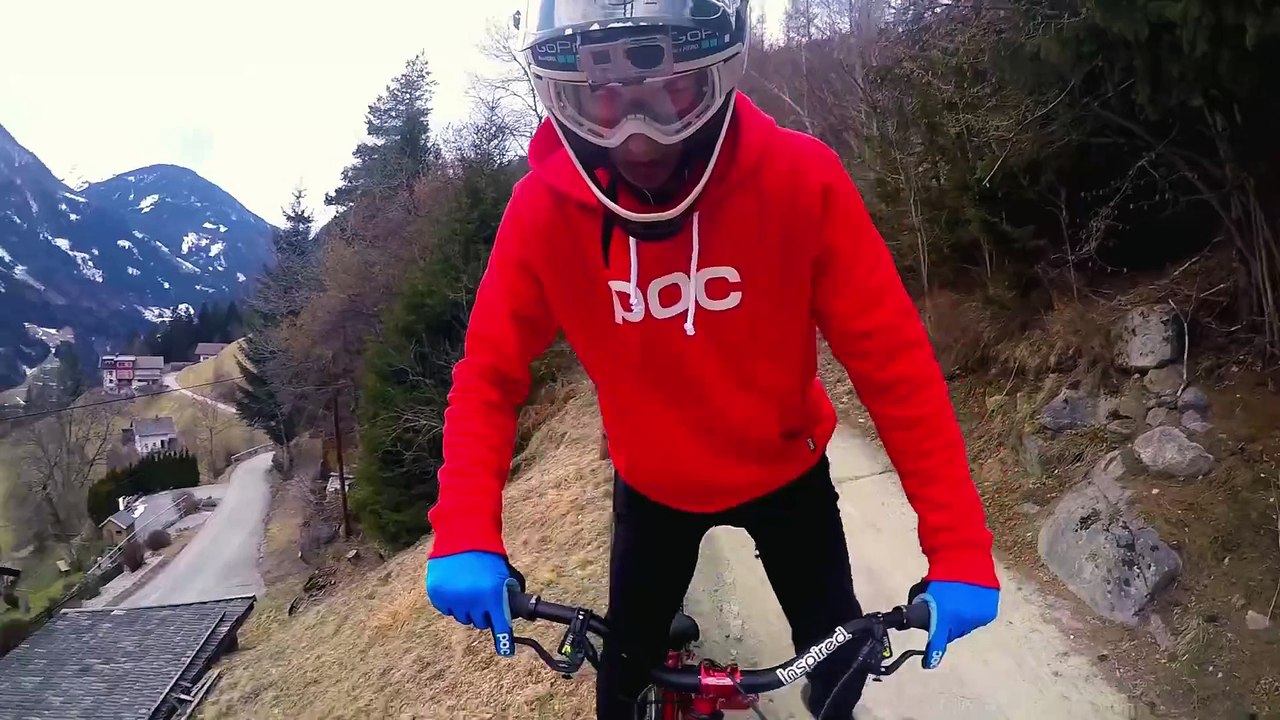 Ce rider fait des tricks en VTT en équilibre sur une rampe de sécurité - Dingue