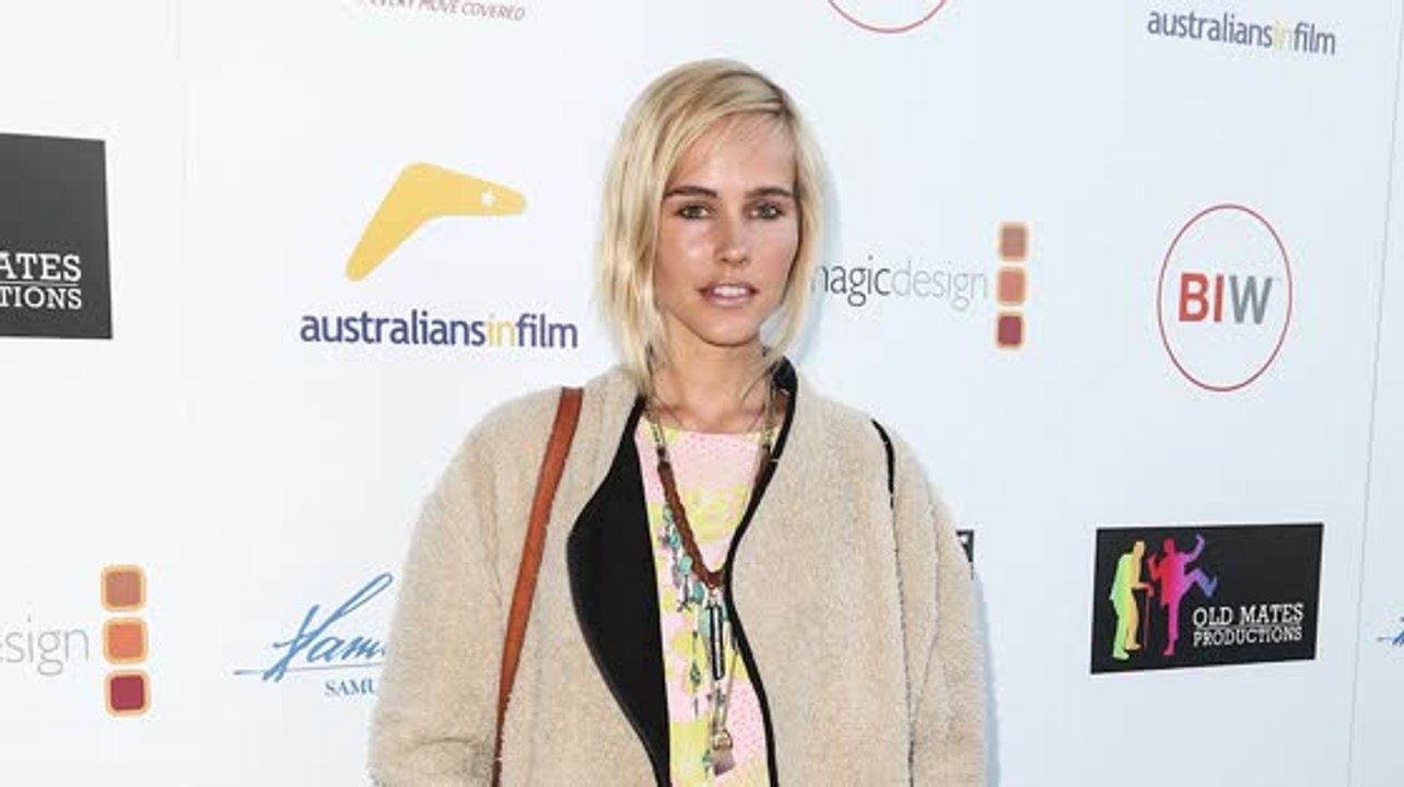 Isabel Lucas erscheint in einem 70ger Outfit bei der 'That Sugar' Premiere