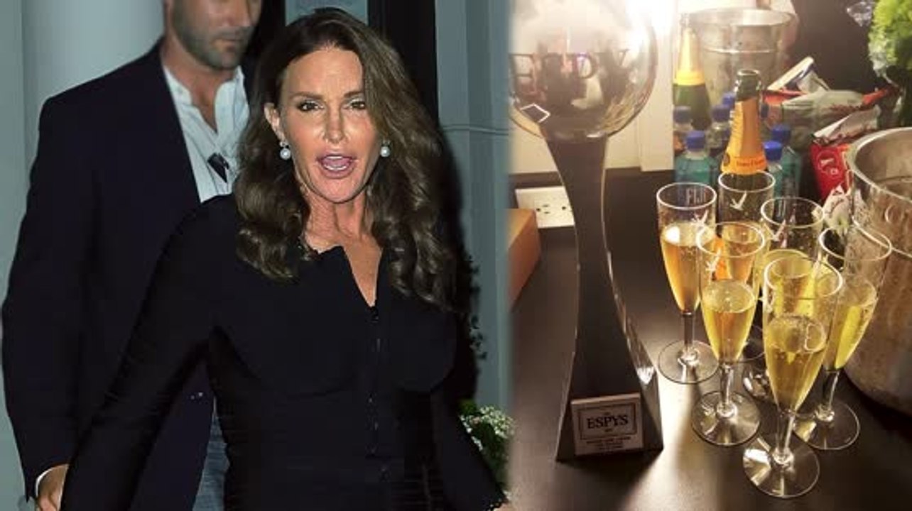 Caitlyn Jenner genießt Wein und Sekt