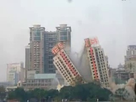 Chinese Building demolition gone so wrong... Only the half!