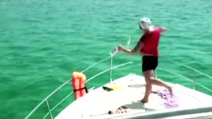 Un gars bourré pense plonger dans la mer... FAIL