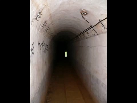 apparition dame verte fantôme dans un tunnel noir de bunker