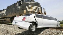 Une limousine coincée à un passage à niveau détruite par un train - Crash violent