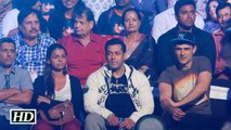 Watch Salman Khan enjoying a game of Kabaddi Pro Kabaddi League Season 2