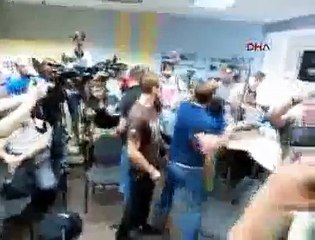 Ünlü şovmene meydan dayağı!