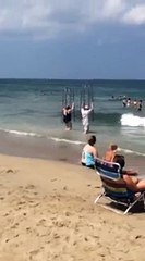 Un couple vont se baigner des cages individuelles anti-requins