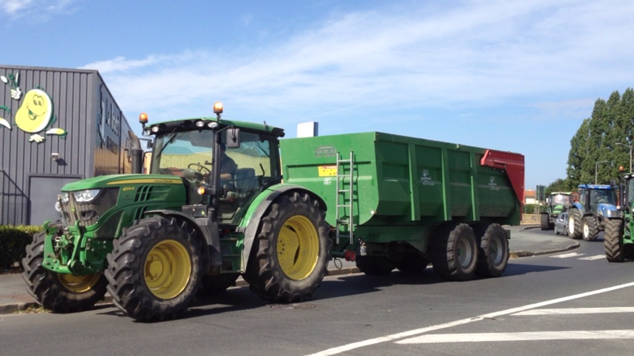 Manifestation des éleveurs opération escargot à Cholet