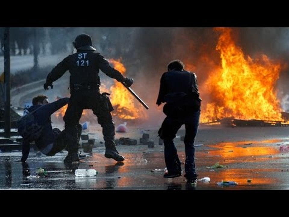 RAW: German riot police storm & beat 'Blockupy' anti-ECB protesters in Frankfurt