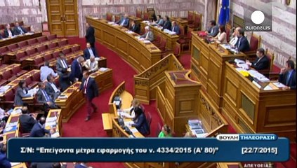 Grecia vota un segundo paquete de reformas para acercarse al tercer rescate
