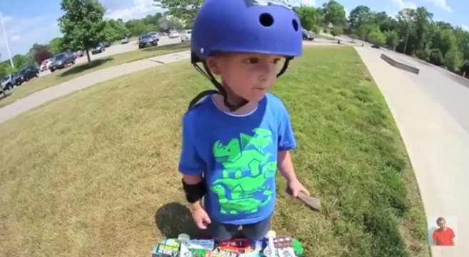 Un père apprend le skate à son fils, et c'est touchant