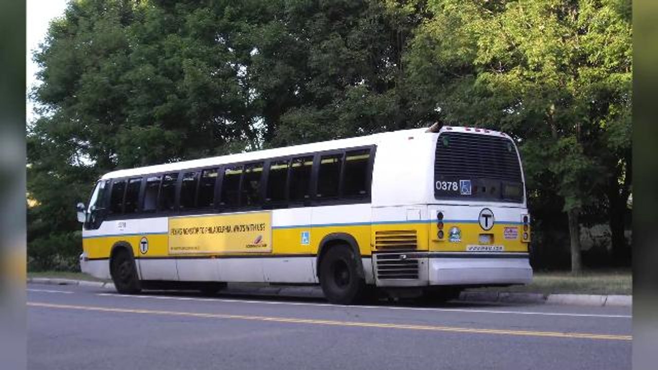 Boston bus driver stops at lemonade stand to treat passengers