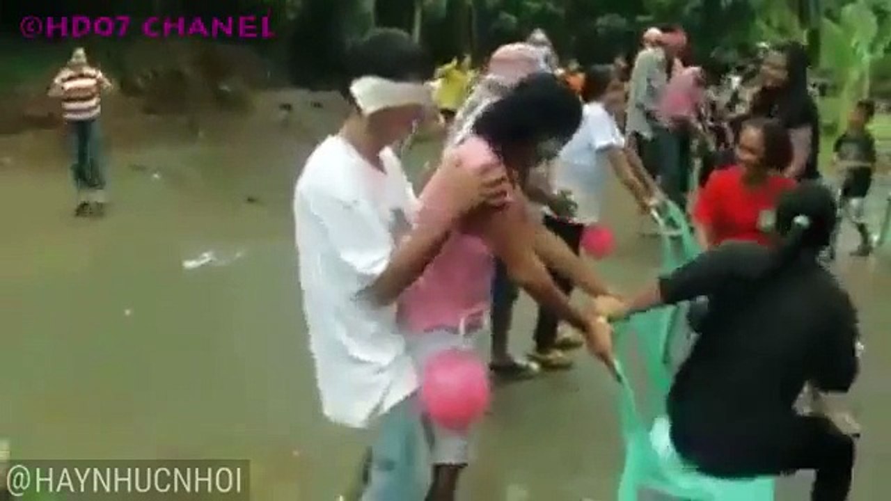 "Xã giao" với bà già! Trò chơi tập thể mất dạy nhất từ trước tới nay!