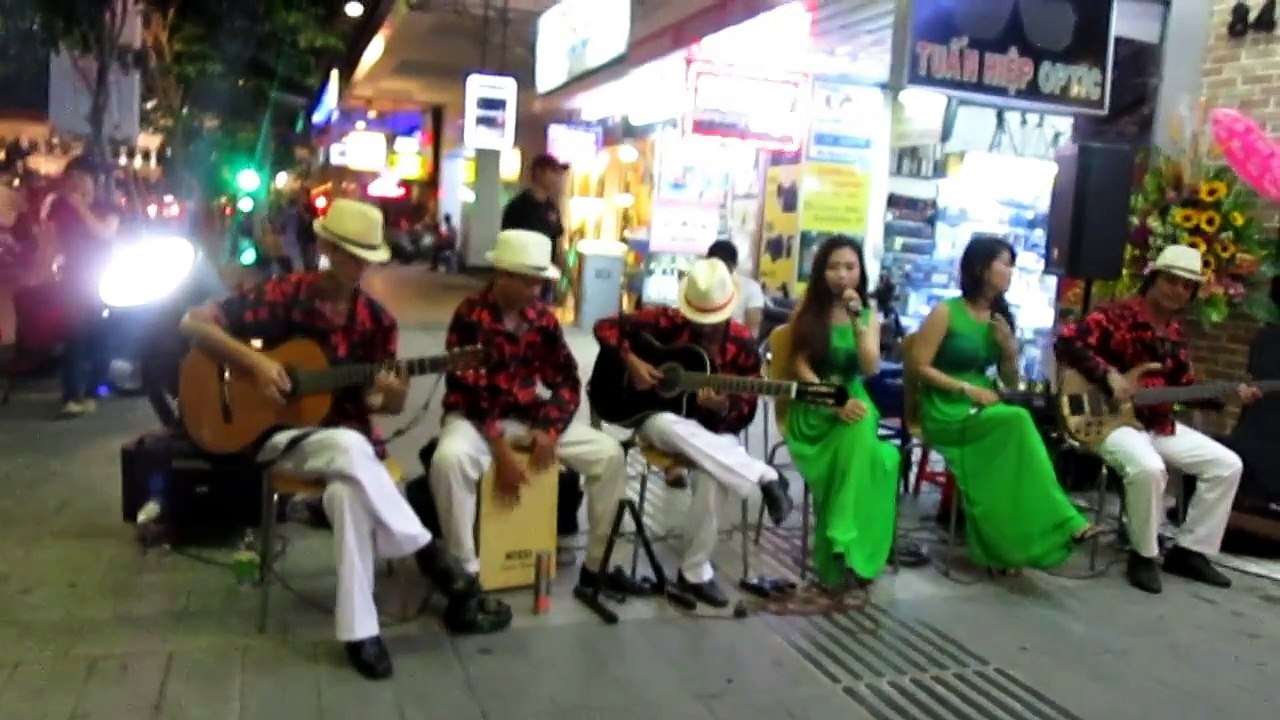 BAN NHAC FLAMENCO TP HCM- TUMBADORA THANH TUNG- Phố Đi Bộ Nguyễn Huệ SG