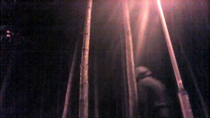 тренировка ночью, лазанье между деревьев, перебираясь с одного на другое