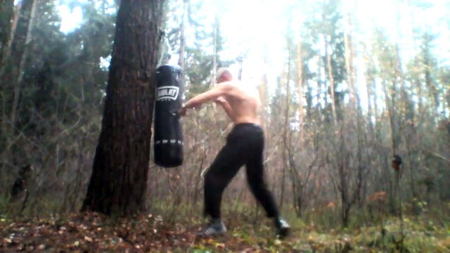 тренировка, удары по подвесной боксёрской груше