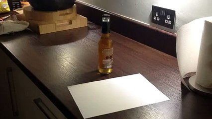 Mira cómo puedes abrir una botella de una manera fácil