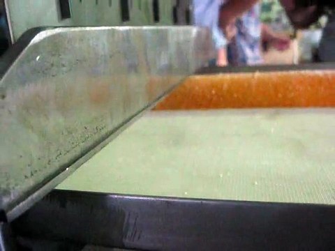 Видео работы машины гильотинной резки пластов конфетных, кондитерских масс, полубатонов мармелада