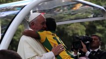 Il bimbo che abbraccia Papa Francesco in Brasile.