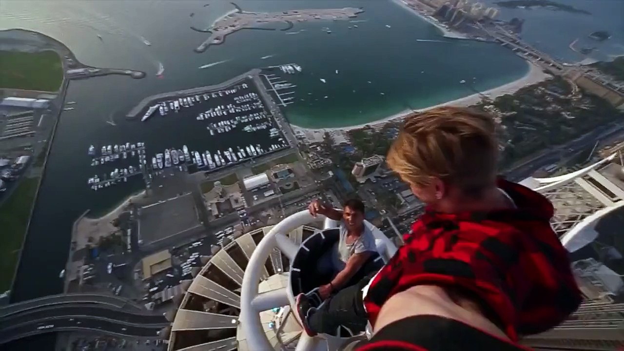 Backflip sur la Princess Tower (414 metres), la plus haute du monde