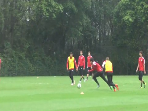 Pato 'salva' treino do São Paulo com festival de gols perdidos