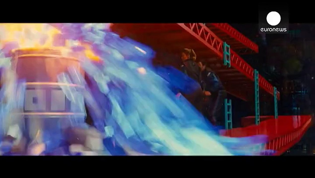 Pixels: pac-man-spielfiguren greifen die erde an