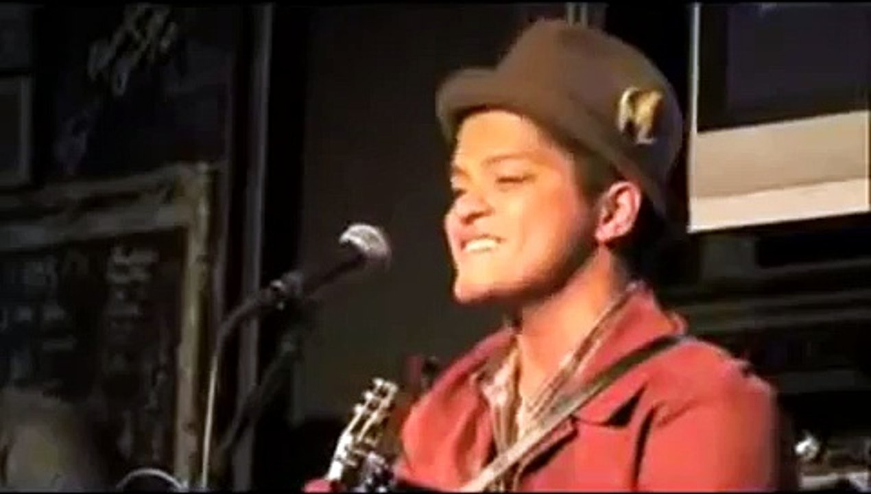 Bruno Mars does Michael Jackson