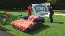 Un lit installé à Bruxelles pour sensibiliser à l'accueil d'étudiants étrangers
