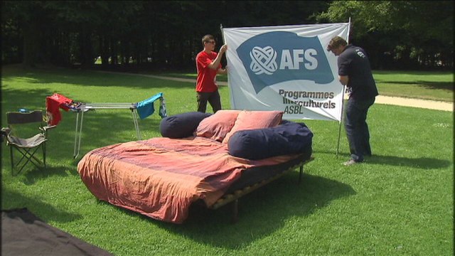 Un lit installé à Bruxelles pour sensibiliser à l'accueil d'étudiants étrangers