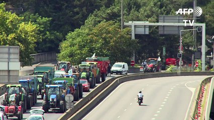Ganaderos franceses bloquean carreteras